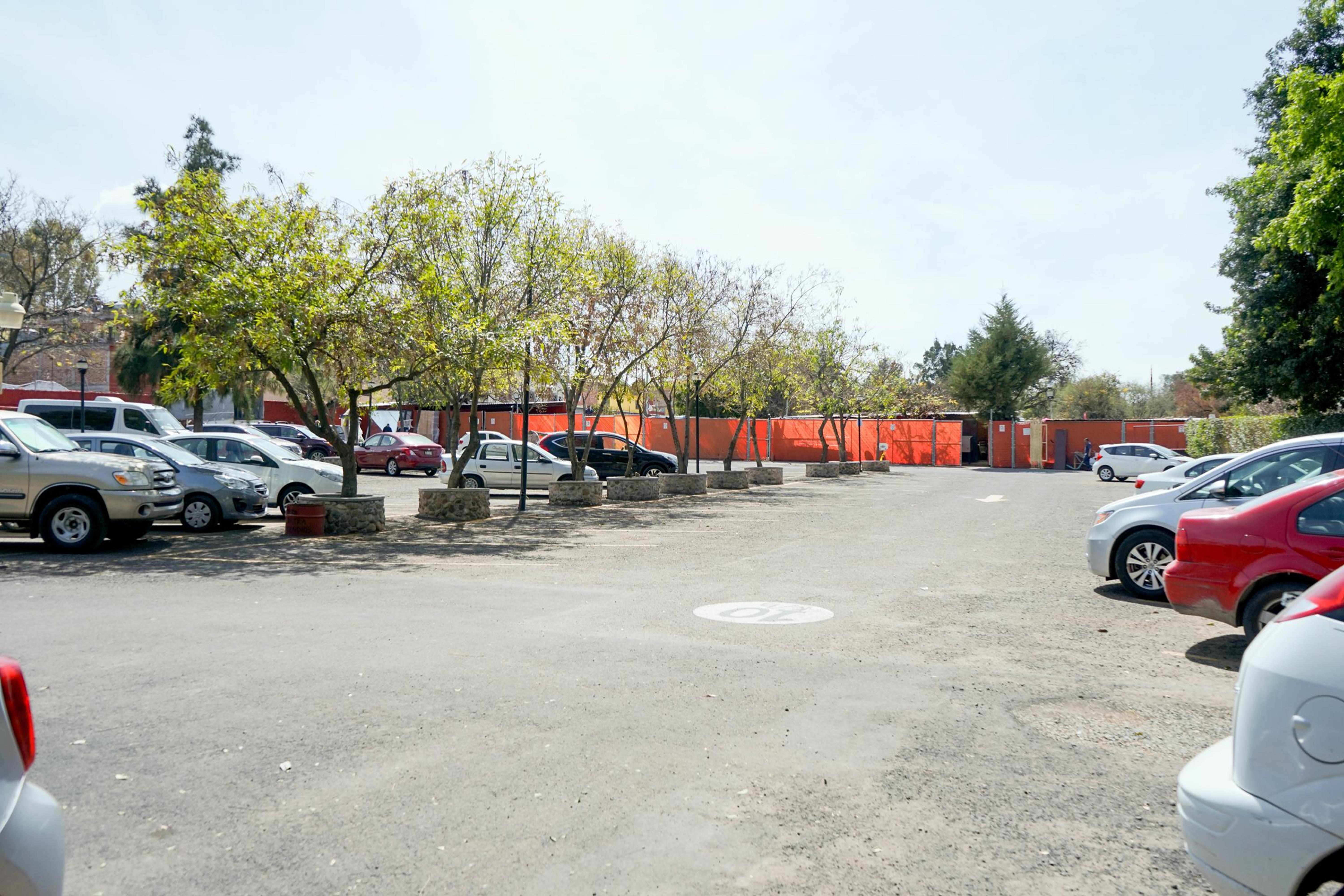 Real De Minas San Miguel De Allende Esterno foto The parking lot of the station
