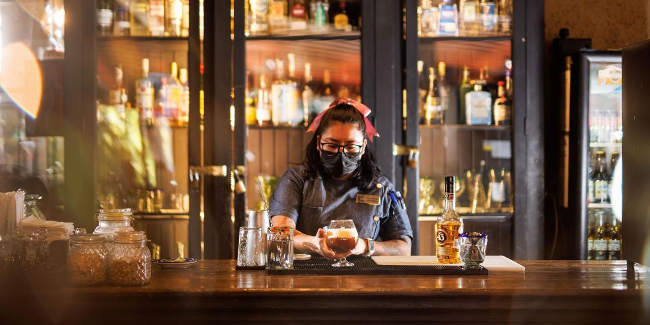 Real De Minas San Miguel De Allende Esterno foto A bartender at work